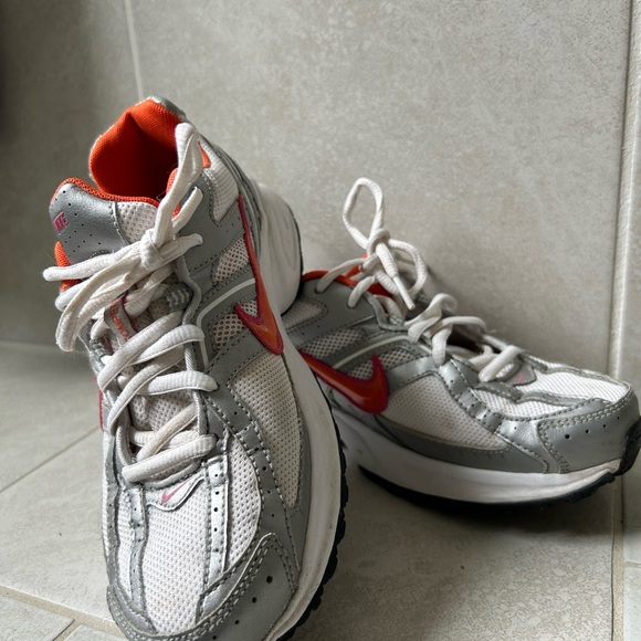 Nike Athletic Shoes Gray and Orange - Picture 4 of 7
